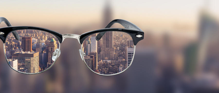 高度近視是由什么原因引起的？